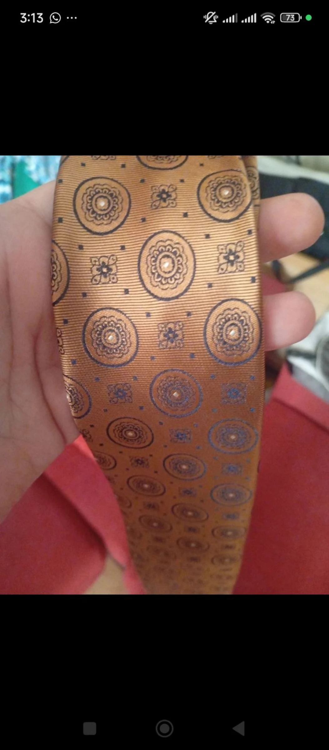 Corbata dorada y azul marino
